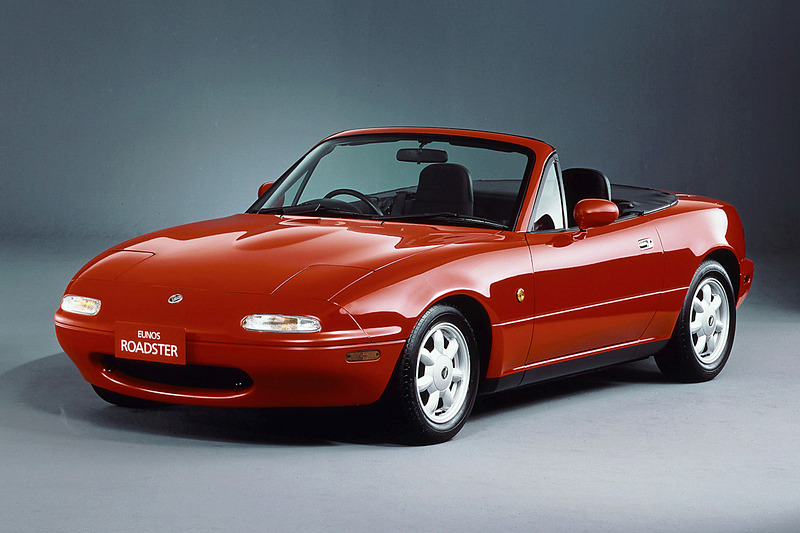 正統派ライトウェイトオープンスポーツを当時の最新の技術で復活させて、単なる移動手段を越えたクルマと人との新たな関係を作り出した「ユーノス ロードスター」（1989年）