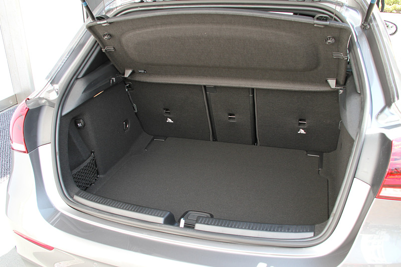 インテリアではイエローグリーンステッチ入りのスポーツシートやドアパネル、センターアームレストとともに、グリーンアクセント入り専用ダッシュボードを採用。なお、ラゲッジルームは先代から29L増の370Lに拡大され利便性を高めている