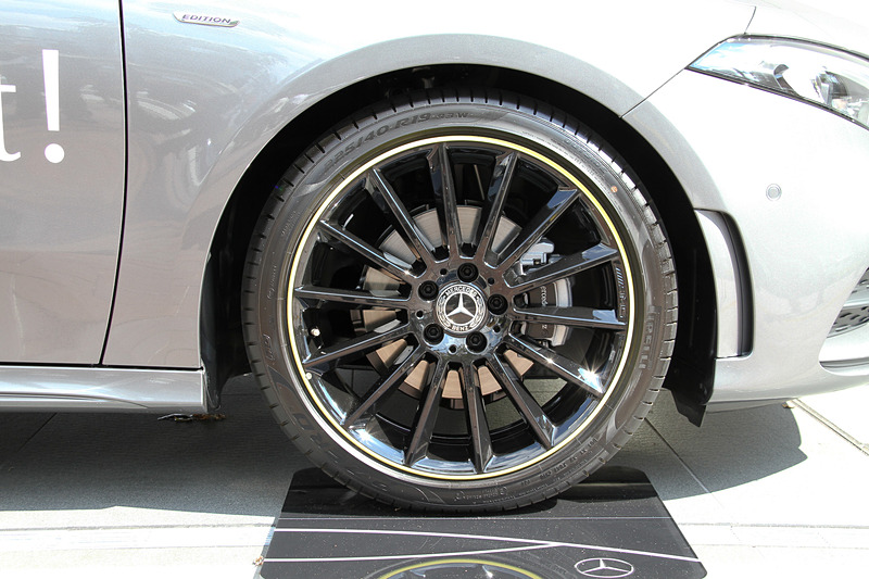 エクステリアではイエローグリーンアクセント入り19インチAMGマルチスポークホイールを採用するとともに、イエローグリーンアクセントを入れたフロントスポイラーやリアスカート、ブラックドアミラーカバーなどを装備し、グリーンとブラックを組み合わせてスポーティなエクステリアを演出