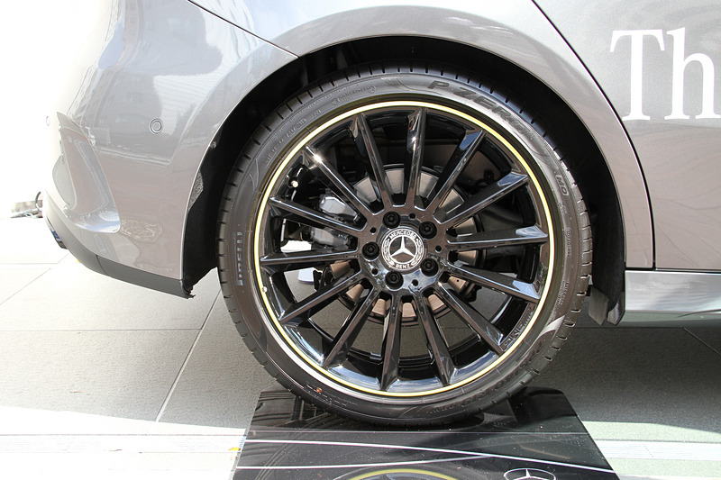 エクステリアではイエローグリーンアクセント入り19インチAMGマルチスポークホイールを採用するとともに、イエローグリーンアクセントを入れたフロントスポイラーやリアスカート、ブラックドアミラーカバーなどを装備し、グリーンとブラックを組み合わせてスポーティなエクステリアを演出