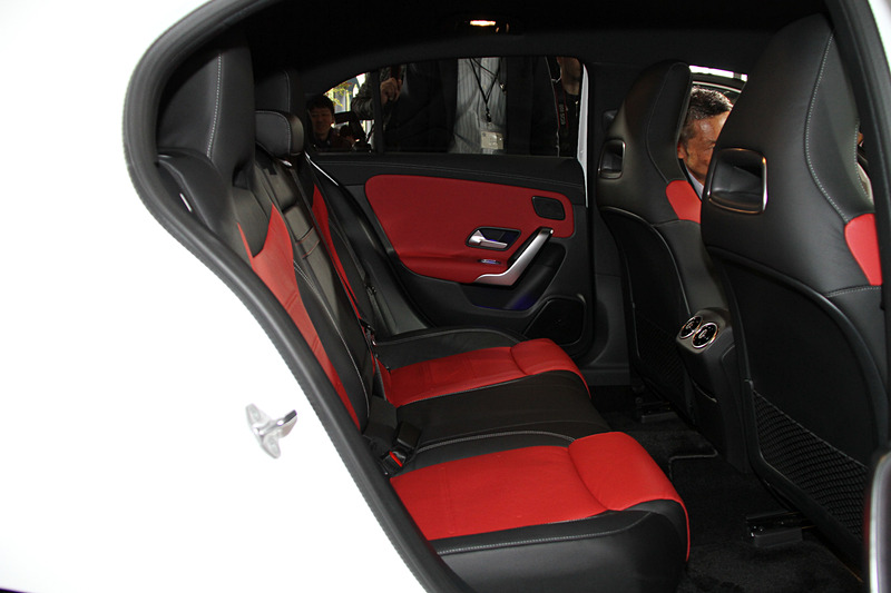 新型Aクラスではショルダールーム、エルボールーム、ヘッドルームを拡大して居住性を高めるとともに、後席への乗降性を向上。運転席側のディスプレイは「モダンクラシック」「スポーツ」「ジェントル」の3パターンに加え、地図表示も可能