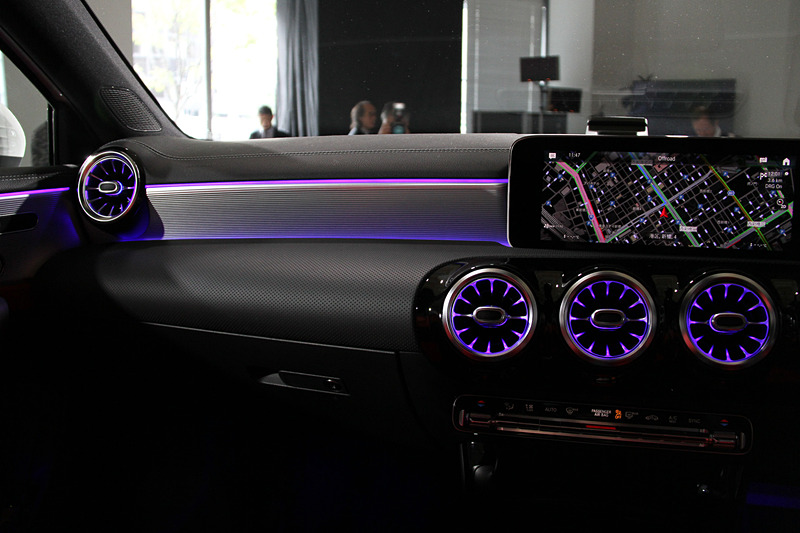 アンビエントライト（オプション）は全64色を設定