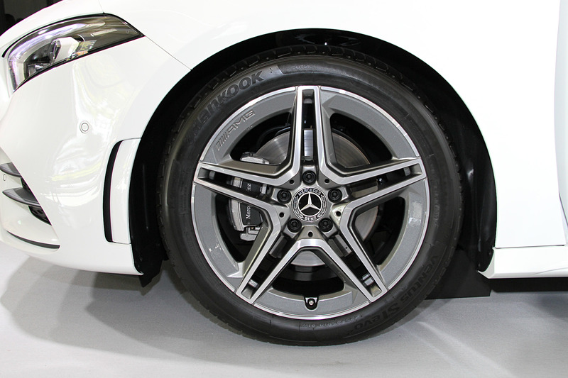 A 180、A 180 Styleでは16インチアルミホイールが標準装備になるが、撮影車は「AMGライン」に含まれる18インチAMG5ツインスポークアルミホイール（タイヤはハンコック「ventus S1 evo2」で、サイズは225/45 R18）を装備
