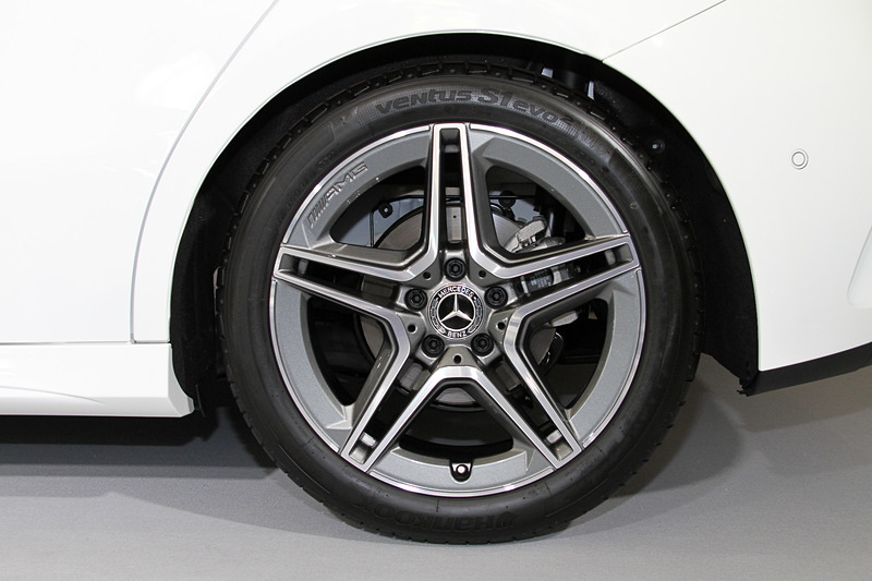 A 180、A 180 Styleでは16インチアルミホイールが標準装備になるが、撮影車は「AMGライン」に含まれる18インチAMG5ツインスポークアルミホイール（タイヤはハンコック「ventus S1 evo2」で、サイズは225/45 R18）を装備