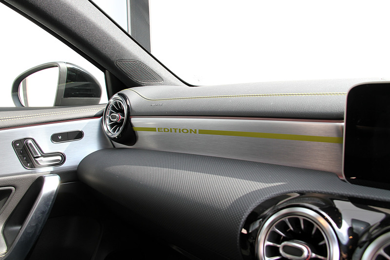 インテリアではイエローグリーンステッチ入りのスポーツシートやドアパネル、センターアームレストとともに、グリーンアクセント入り専用ダッシュボードを採用。なお、ラゲッジルームは先代から29L増の370Lに拡大され利便性を高めている