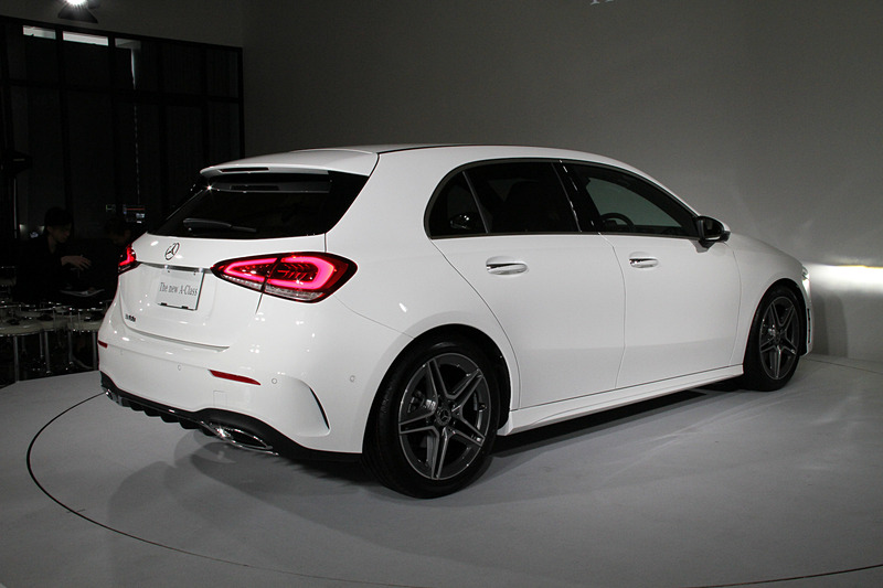 新型Aクラスではコンパクトな2ボックスデザインをベースにサイズやプロポーションを最適化し、スポーツ性、ダイナミズム、エモーションを表現。さまざまな空力対策によってエアロダイナミクスはセグメントトップのCd値0.25を実現した。写真は「A 180 Style」で、オプションの「レーダーセーフティパッケージ」（24万円）、「ナビゲーションパッケージ」（18万円）、「AMGライン」（25万円）などを装着。ボディサイズは4436×1796×1423mm（全長×全幅×全高）、ホイールベースは2729mm