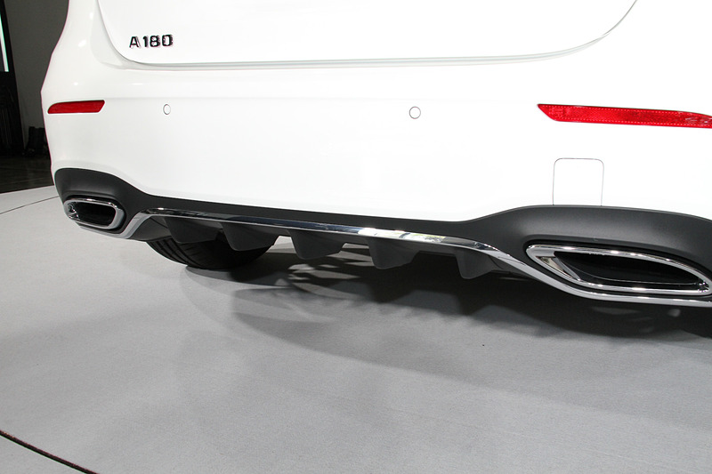 リアまわりではモジュール型2分割リアバンパー内蔵のリフレクター、スリムな2分割リアコンビネーションランプなどを採用