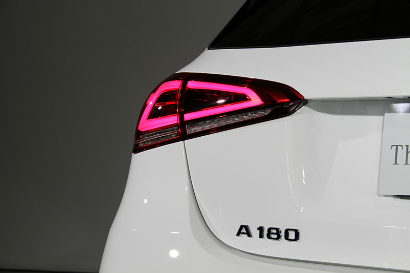 リアまわりではモジュール型2分割リアバンパー内蔵のリフレクター、スリムな2分割リアコンビネーションランプなどを採用