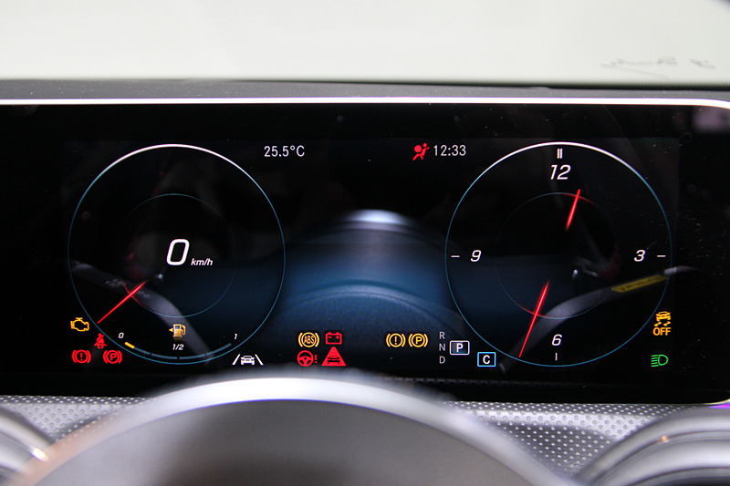 新型Aクラスではショルダールーム、エルボールーム、ヘッドルームを拡大して居住性を高めるとともに、後席への乗降性を向上。運転席側のディスプレイは「モダンクラシック」「スポーツ」「ジェントル」の3パターンに加え、地図表示も可能