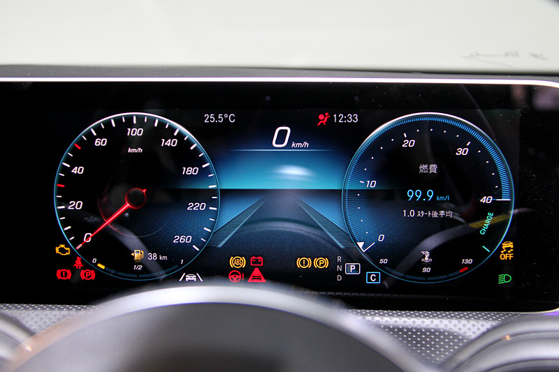 新型Aクラスではショルダールーム、エルボールーム、ヘッドルームを拡大して居住性を高めるとともに、後席への乗降性を向上。運転席側のディスプレイは「モダンクラシック」「スポーツ」「ジェントル」の3パターンに加え、地図表示も可能