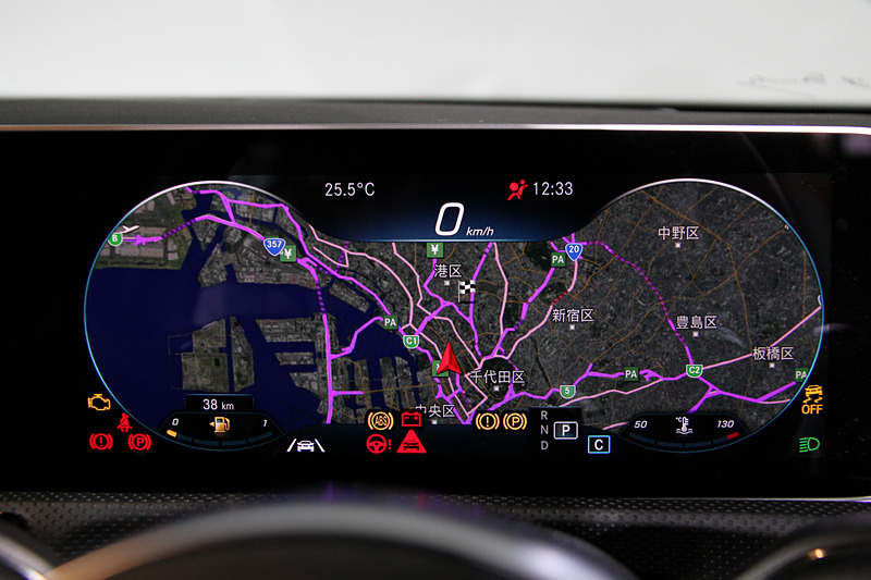 新型Aクラスではショルダールーム、エルボールーム、ヘッドルームを拡大して居住性を高めるとともに、後席への乗降性を向上。運転席側のディスプレイは「モダンクラシック」「スポーツ」「ジェントル」の3パターンに加え、地図表示も可能