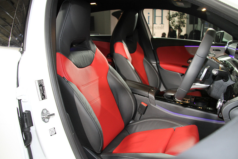 新型Aクラスではショルダールーム、エルボールーム、ヘッドルームを拡大して居住性を高めるとともに、後席への乗降性を向上。運転席側のディスプレイは「モダンクラシック」「スポーツ」「ジェントル」の3パターンに加え、地図表示も可能