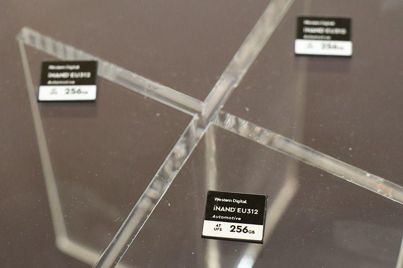 iNAND AT EU312 EFDは16GB～256GBの5種類の容量を用意し、動作保証の温度帯によって-40℃～85℃、-40℃～105℃の2つをそれぞれにラインアップ。サイズは11.5×13×1.2mm（縦×横×高さ）