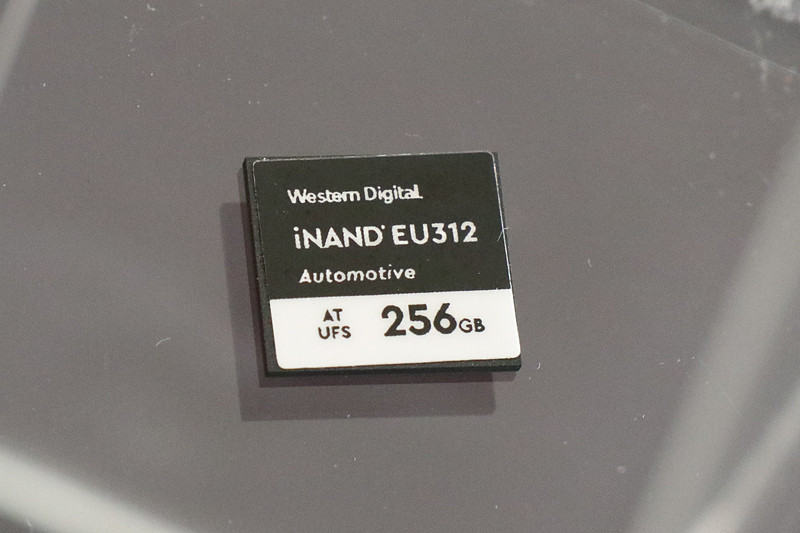 iNAND AT EU312 EFDは16GB～256GBの5種類の容量を用意し、動作保証の温度帯によって-40℃～85℃、-40℃～105℃の2つをそれぞれにラインアップ。サイズは11.5×13×1.2mm（縦×横×高さ）