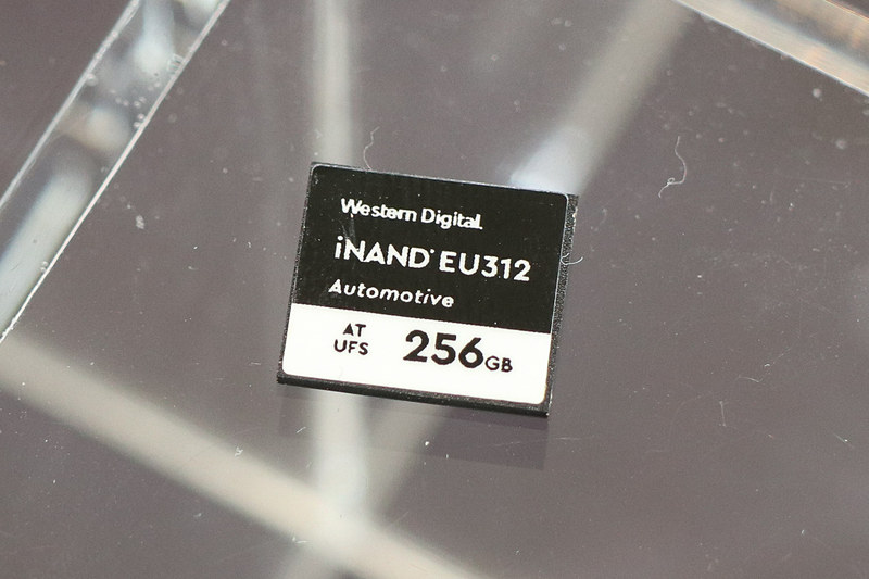 iNAND AT EU312 EFDは16GB～256GBの5種類の容量を用意し、動作保証の温度帯によって-40℃～85℃、-40℃～105℃の2つをそれぞれにラインアップ。サイズは11.5×13×1.2mm（縦×横×高さ）