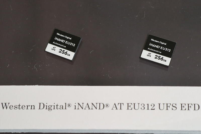 iNAND AT EU312 EFDは16GB～256GBの5種類の容量を用意し、動作保証の温度帯によって-40℃～85℃、-40℃～105℃の2つをそれぞれにラインアップ。サイズは11.5×13×1.2mm（縦×横×高さ）