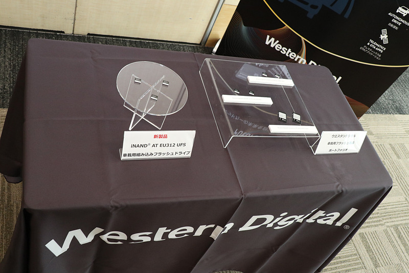 ウエスタンデジタルでは車載用のフラッシュドライブとして、新製品のUFSのほかにe.MMC、SDメモリーカードなどをラインアップ