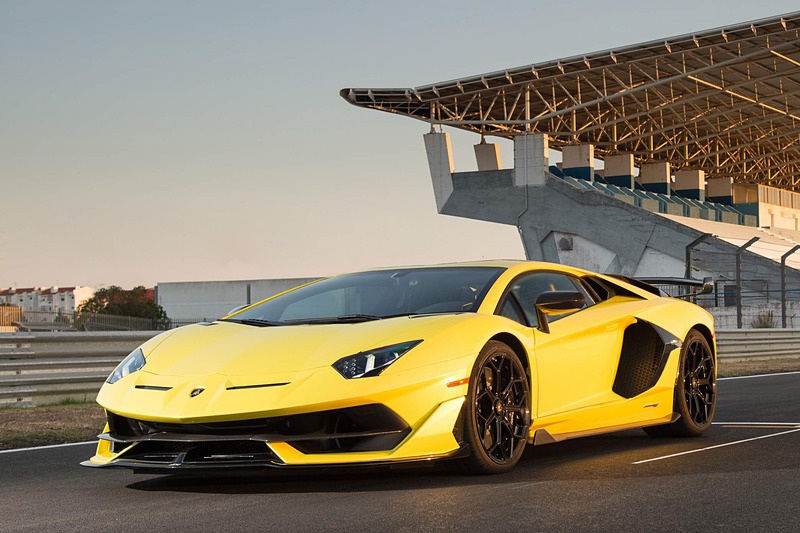 「アヴェンタドールSVJ」のボディサイズは4943×2098×1136mm（全長×全幅×全高。全幅はミラーを除く）で、ホイールベースは2700mm。カーボンファイバーモノコックのフレームや前後の軽量バンパーなどを用いることで、乾燥重量は1525kgを実現