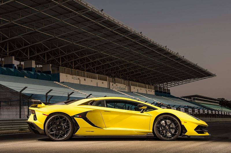 「アヴェンタドールSVJ」のボディサイズは4943×2098×1136mm（全長×全幅×全高。全幅はミラーを除く）で、ホイールベースは2700mm。カーボンファイバーモノコックのフレームや前後の軽量バンパーなどを用いることで、乾燥重量は1525kgを実現