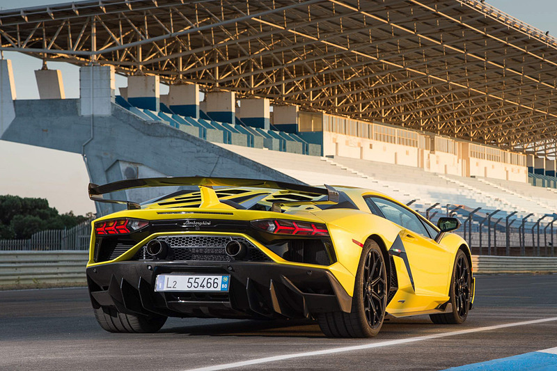 「アヴェンタドールSVJ」のボディサイズは4943×2098×1136mm（全長×全幅×全高。全幅はミラーを除く）で、ホイールベースは2700mm。カーボンファイバーモノコックのフレームや前後の軽量バンパーなどを用いることで、乾燥重量は1525kgを実現