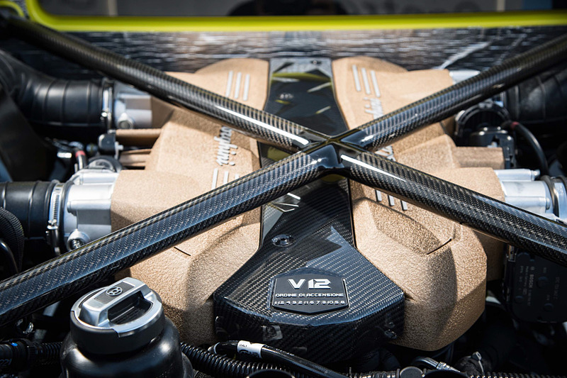 最高出力566kW（770HP）/8500rpm、最大トルク720Nm/6750rpmを発生するV型12気筒6.5リッターエンジンを搭載し、トランスミッションに7速AMTを組み合わせる。最高速は350km/h以上、0-100km/h加速2.8秒を誇る