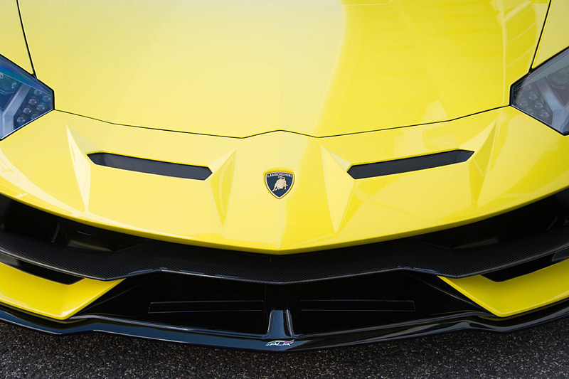 最適化されたランボルギーニ独自のアクティブ・エアロダイナミクス・システム「ALA（アエロダイナミカ・ランボルギーニ・アッティーヴァ）2.0」をフロントディフューザーとリアスポイラーに搭載するとともに、すべての車載電子システムをリアルタイムに制御する「LDVA（ランボルギーニ・ダイナミカ・ヴィーコロ・アッティーバ）2.0」を活用して、どのような状況でも最良の空力設定を可能とした