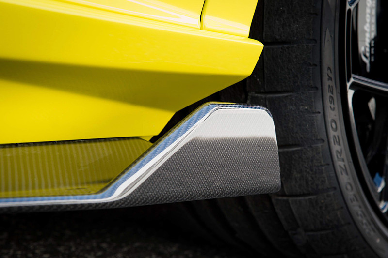 最適化されたランボルギーニ独自のアクティブ・エアロダイナミクス・システム「ALA（アエロダイナミカ・ランボルギーニ・アッティーヴァ）2.0」をフロントディフューザーとリアスポイラーに搭載するとともに、すべての車載電子システムをリアルタイムに制御する「LDVA（ランボルギーニ・ダイナミカ・ヴィーコロ・アッティーバ）2.0」を活用して、どのような状況でも最良の空力設定を可能とした