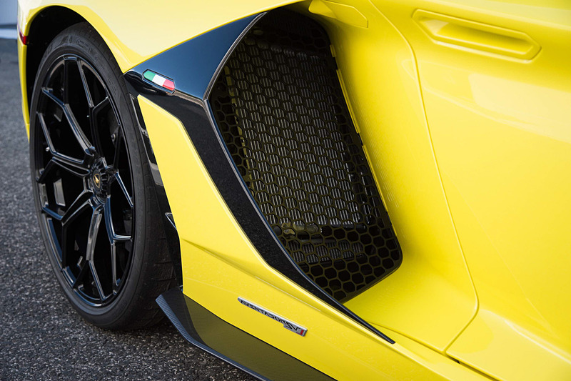 最適化されたランボルギーニ独自のアクティブ・エアロダイナミクス・システム「ALA（アエロダイナミカ・ランボルギーニ・アッティーヴァ）2.0」をフロントディフューザーとリアスポイラーに搭載するとともに、すべての車載電子システムをリアルタイムに制御する「LDVA（ランボルギーニ・ダイナミカ・ヴィーコロ・アッティーバ）2.0」を活用して、どのような状況でも最良の空力設定を可能とした