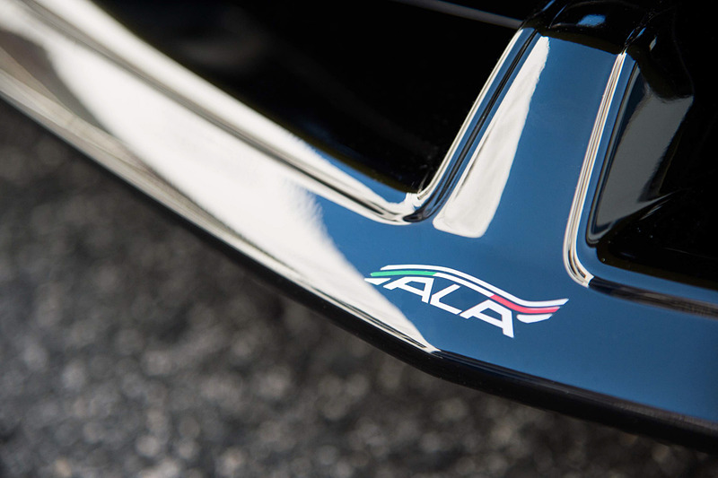 最適化されたランボルギーニ独自のアクティブ・エアロダイナミクス・システム「ALA（アエロダイナミカ・ランボルギーニ・アッティーヴァ）2.0」をフロントディフューザーとリアスポイラーに搭載するとともに、すべての車載電子システムをリアルタイムに制御する「LDVA（ランボルギーニ・ダイナミカ・ヴィーコロ・アッティーバ）2.0」を活用して、どのような状況でも最良の空力設定を可能とした