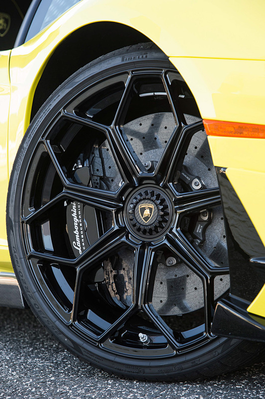 フロント20インチ、リア21インチのホイールには、専用設計のピレリ製「P ゼロ コルサ」を装着。タイヤサイズはフロント255/30 ZR20、リア355/25 ZR21。ブレーキはフロント6ピストン、リア4ピストンのキャリパーを持つ真空ブレーキブースター付き油圧式デュアルサーキットブレーキシステムを採用