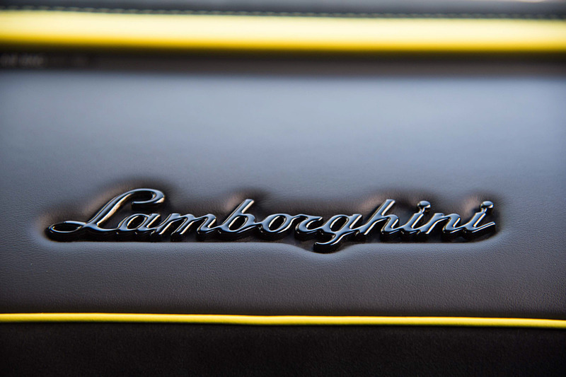 アヴェンタドールSVJのインテリア。シートはリクライニング可能なスポーツシートと、サーキット用のバケットタイプの2種類から選択可能。ドライビングモードは「ストラーダ」「スポーツ」「コルサ」に加え、「EGOモード」ではパワートレーン、ステアリング、サスペンションの設定を好みに応じてカスタマイズできる