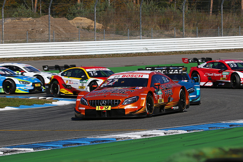 レース1のスタート後のシュピッツカーブを立ち上がる、ポールポジションスタートのルーカス・アウワーを先頭に続くマシン