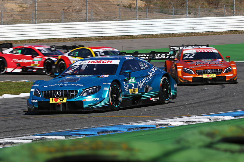 2周目にトップに立つガリー・パフェット（2号車）