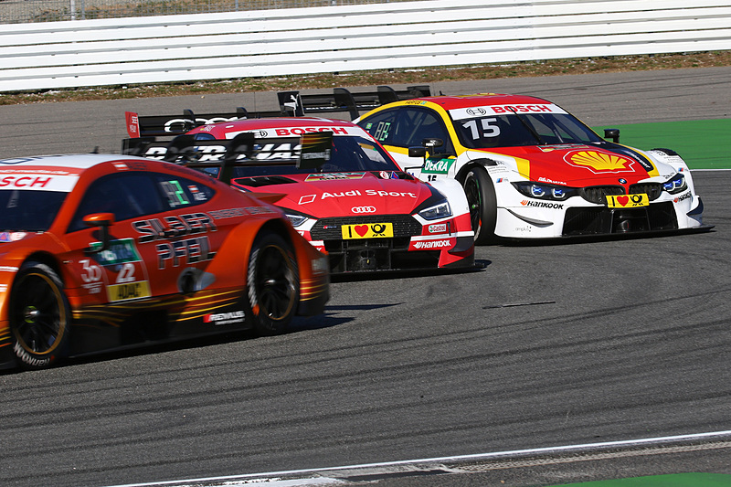 4周目、ブレーキングでインをつき、3位を走行するオーグスト・ファルフスを抜いて3位に浮上するレネ・ラスト