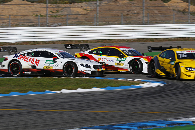 懸命に追い上げるポール・ディレスタ（3号車）