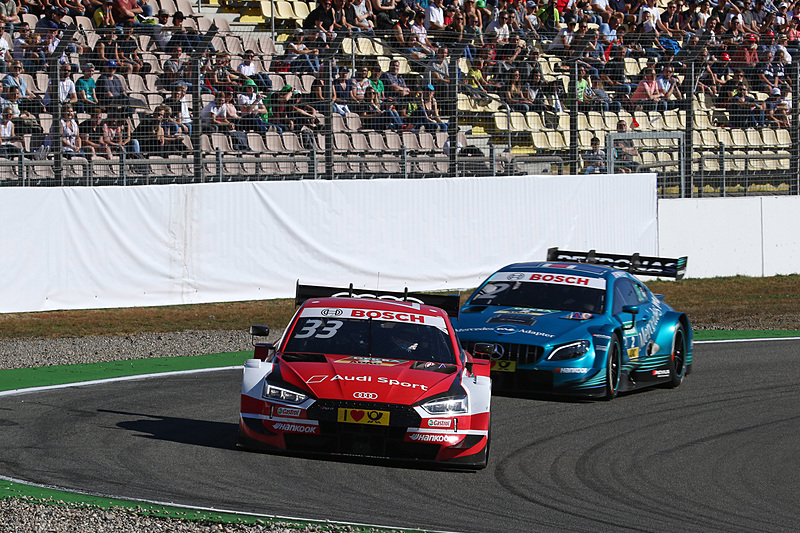 トップを争うレネ・ラスト（33号車）とガリー・パフェット(2号車）