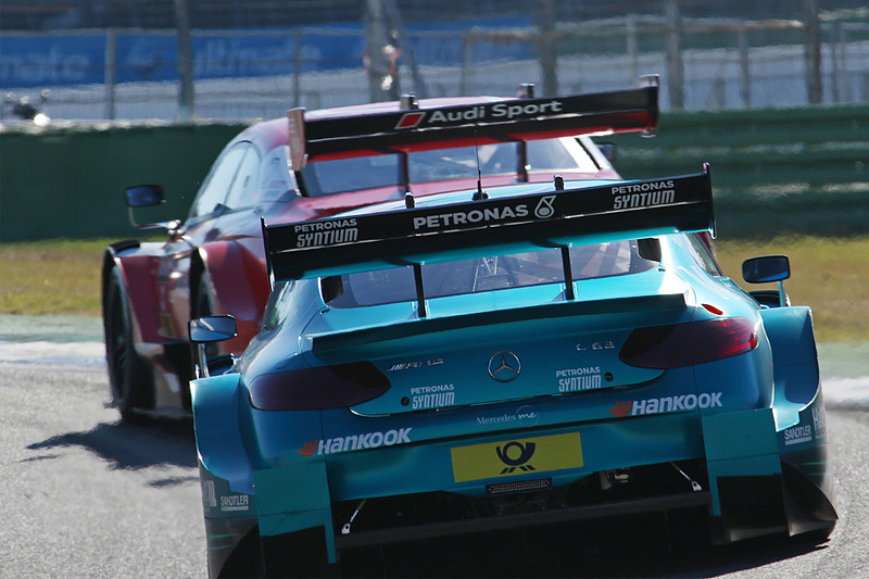 トップを争うレネ・ラスト（33号車）とガリー・パフェット(2号車）