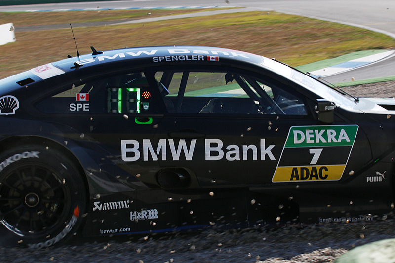 中盤、サックスコーナのサンドトラップに足をとられるブルーノ・スペングラー（7号車）