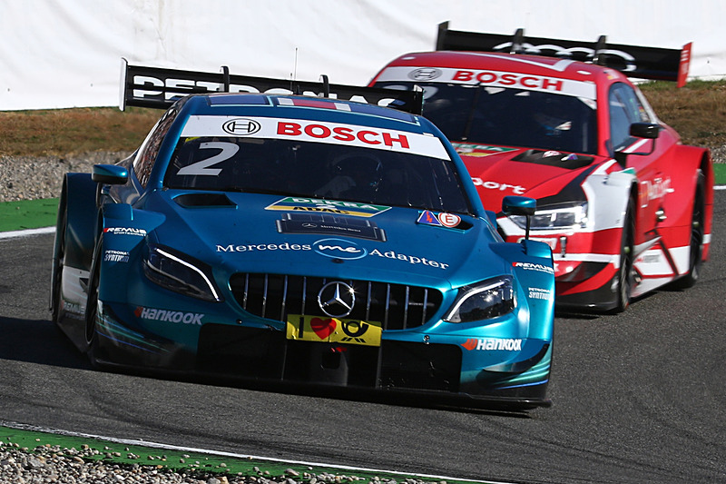 トップを争うレネ・ラスト（33号車）とガリー・パフェット(2号車）