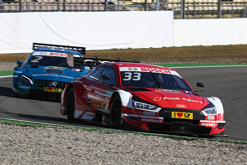 トップを争うレネ・ラスト（33号車）とガリー・パフェット(2号車）