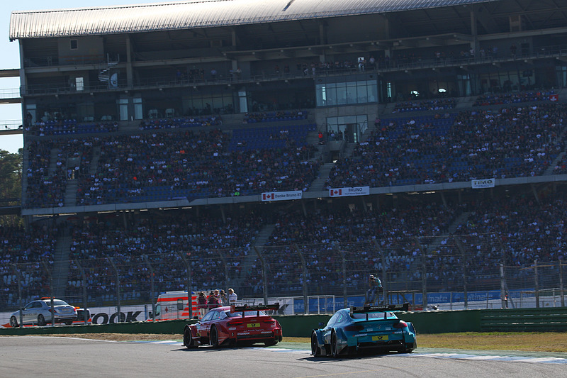 トップを争うレネ・ラスト（33号車）とガリー・パフェット(2号車）
