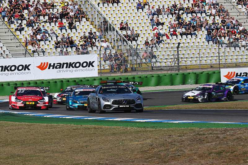 終盤、オーグスト・ファルフスのダメージの影響でセーフティカーが導入。並ぶマシン