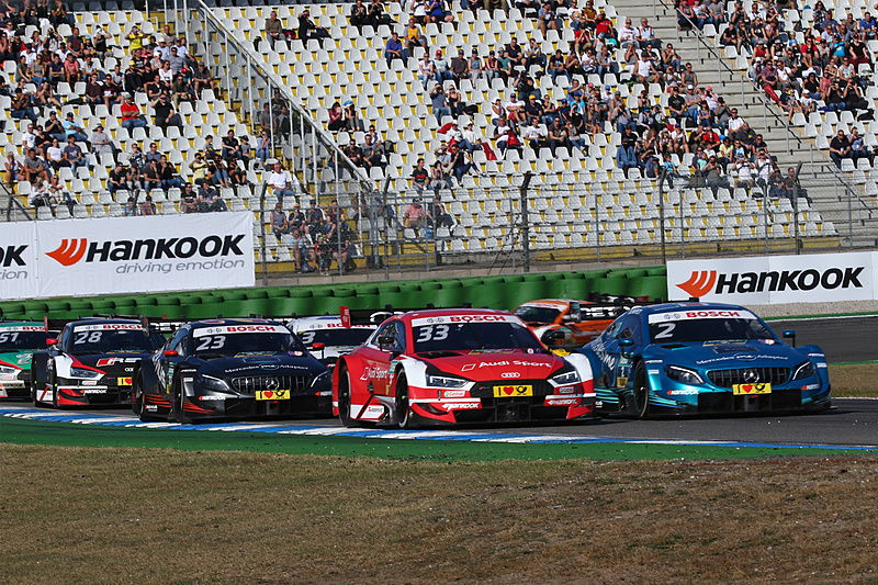 終盤、オーグスト・ファルフスのダメージの影響でセーフティカーが導入。並ぶマシン