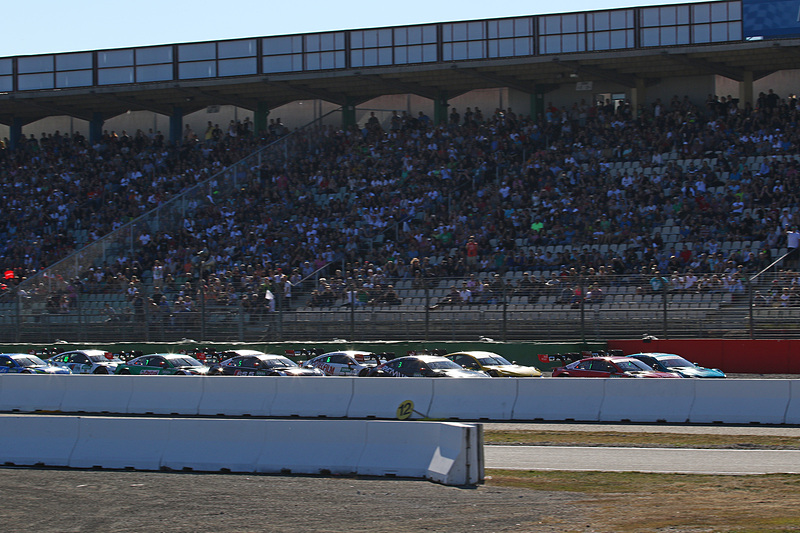 終盤、オーグスト・ファルフスのダメージの影響でセーフティカーが導入。並ぶマシン