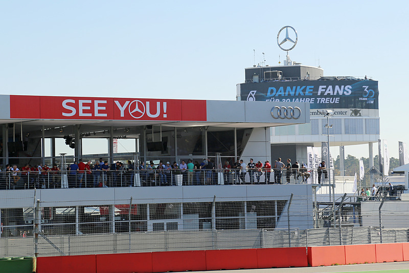 「SEE YOU！」とメルセデスを送るアウディ