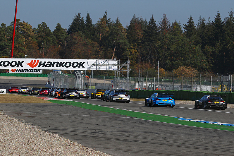 2コーナーへ向かう各車