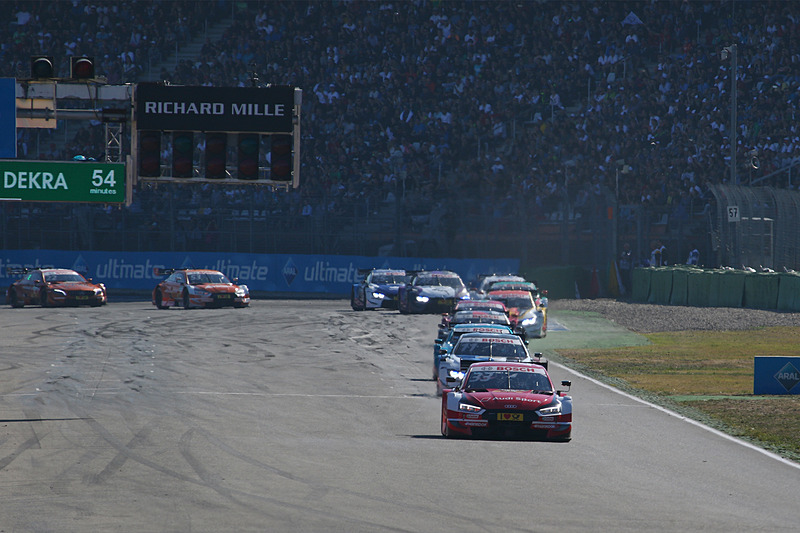 レースをリードするレネ・ラスト（33号車）