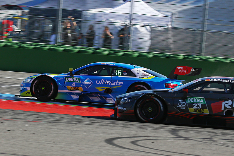 最後尾から5位でチェッカーを受けたロビン・フリジン（4号車）