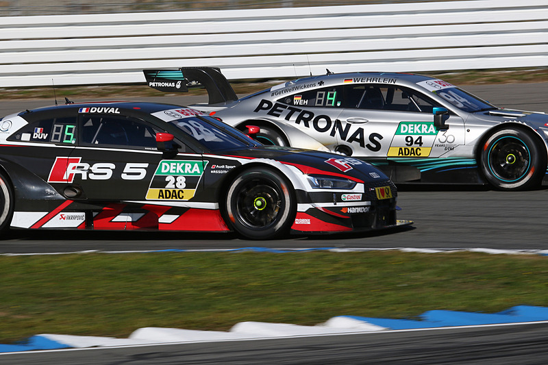 18周目、ブレーキングでパスカル・ウェルランのインをつくロイック・デュバル（28号車）