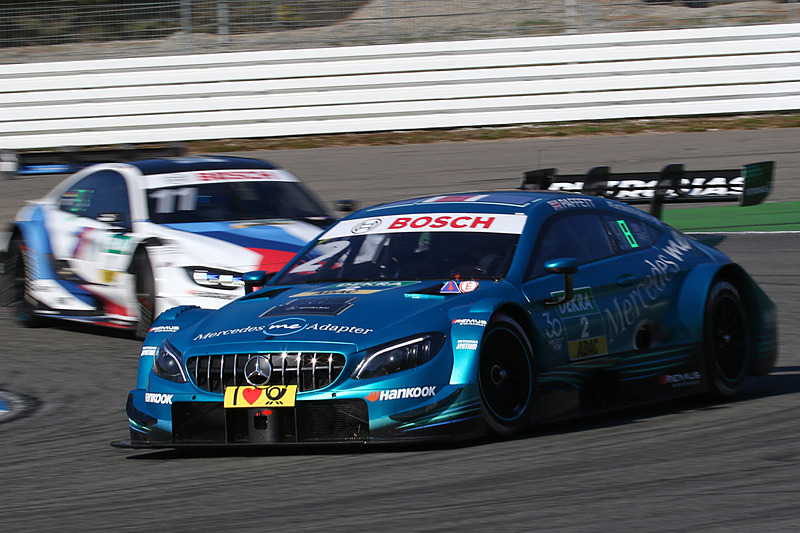 マルコ・ウィットマンの前を走行するガリー・パフェット（2号車）